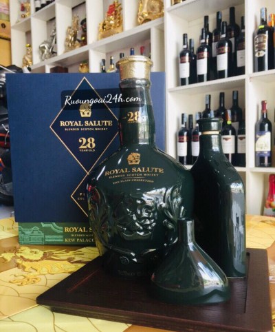 Rượu Chivas 28 Royal Salute - màu xanh rêu